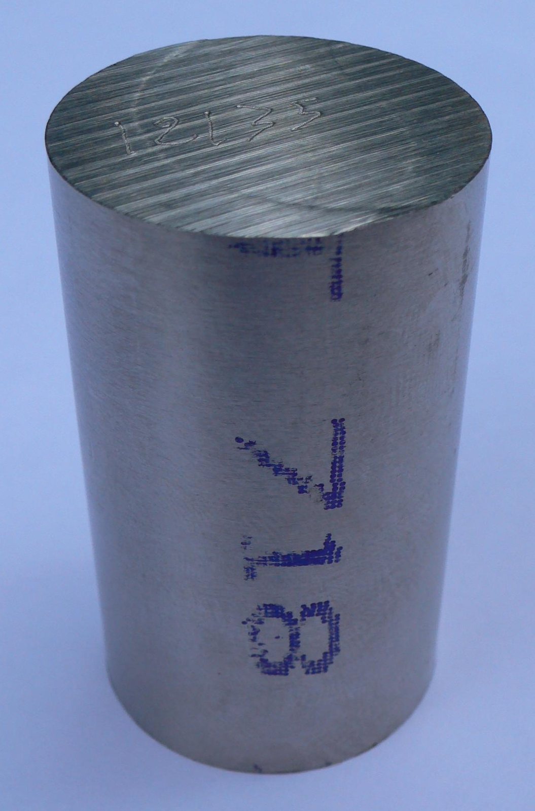 Cylindrical specimen of Inconel 718 nickel superalloy
